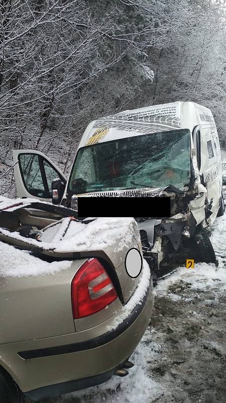 Lednové nehody na Vysočině. Osobní auto s dodávkou se srazilo v sobotu krátce před jedenáctou hodinou na silnici I/34 u Komorovic.