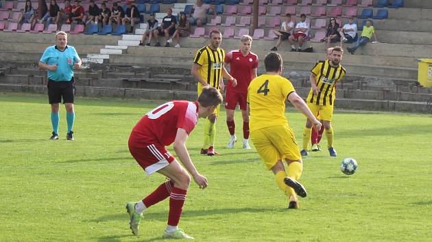 Ve šlágru 22. kola krajského přeboru Vysočiny se v existenčním duelu střetly Sokol Bedřichov (ve žlutém) a HFK Třebíč.