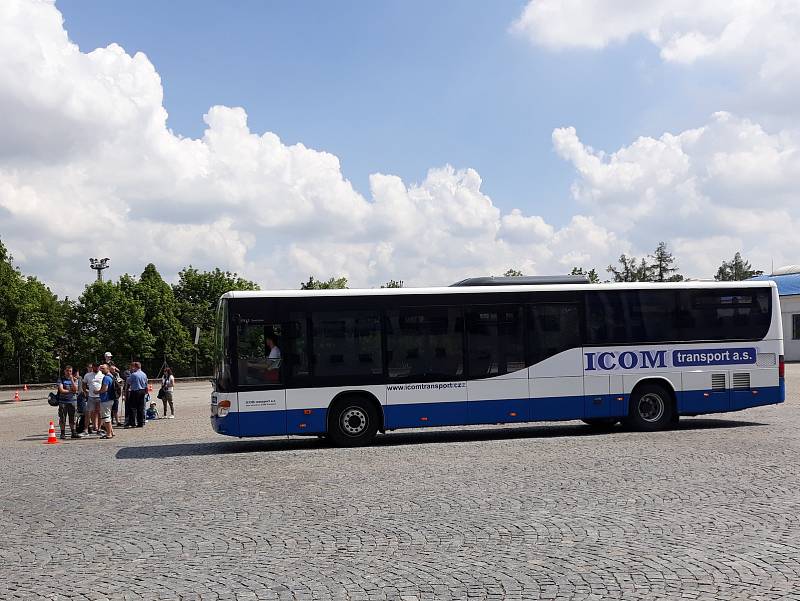 Kromě jízdy kamionem lidé mohli na dni otevřených dveří ve společnosti ICOM transport zasednout také za volant autobusu.
