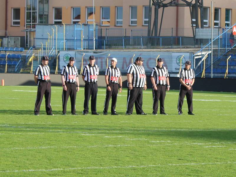 Utkání Snapbacks ligy mezi Vysočina Gladiators a Ostrava Steelers (v bílém).