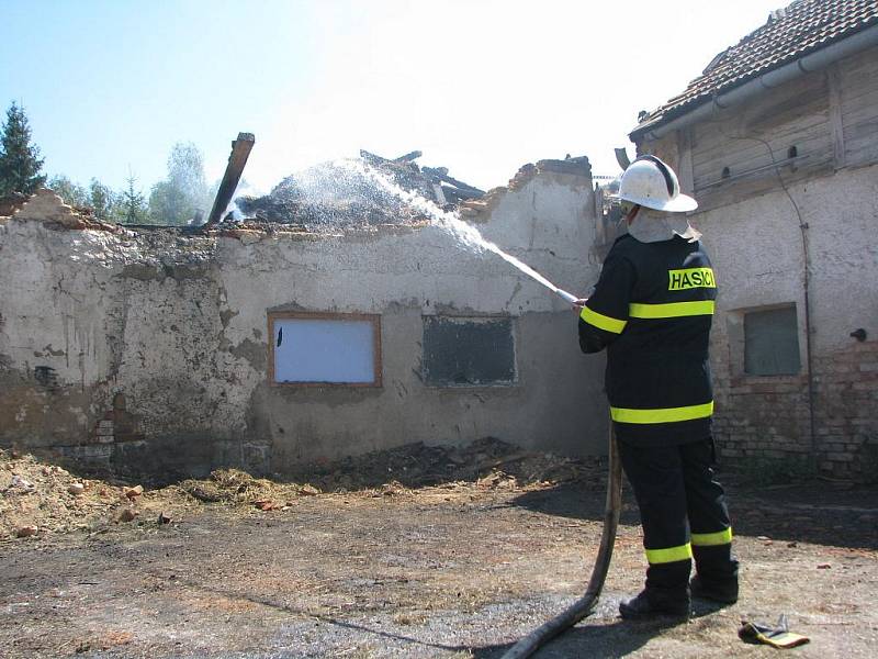 Požár zemědělského  statku v Kamenné zaměstnal  sedm jednotek hasičů. V pátek pak od rána obyvatelé statku odklízeli sutiny a zbytky krovu. 