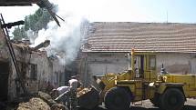 Požár zemědělského  statku v Kamenné zaměstnal  sedm jednotek hasičů. V pátek pak od rána obyvatelé statku odklízeli sutiny a zbytky krovu. 