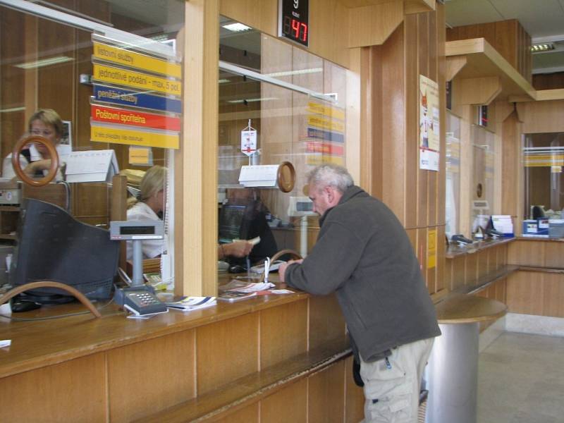 Zákazníci pošty dnes měli poprvé možnost seznámit se se změnami v uspořádání hlavní pošty.