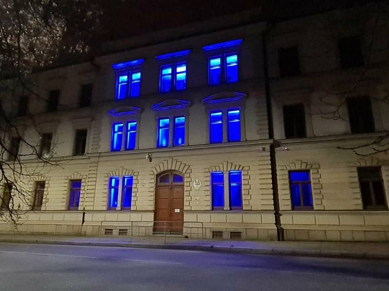 Sídlo krajského úřadu Kraje Vysočina na Žižkově ulici v Jihlavě svítilo v pátek 2. dubna večer modře. Na podporu lidí s autismem.