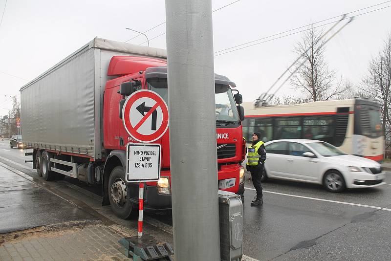 Policie se stará o to, aby řidiči nákladních aut dodržovali objízdou trasu přes dálnici  a nejezdili do města.