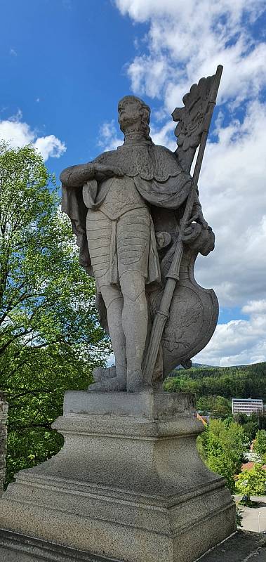 Úzké uličky, impozantní zámek nad Vltavou s krásnou věží, proslulé krumlovské jezy. To vše je Český Krumlov.