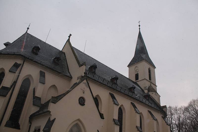 Obec nechá letos opravit hodiny na věži kostela,  budou mít nový pohon.