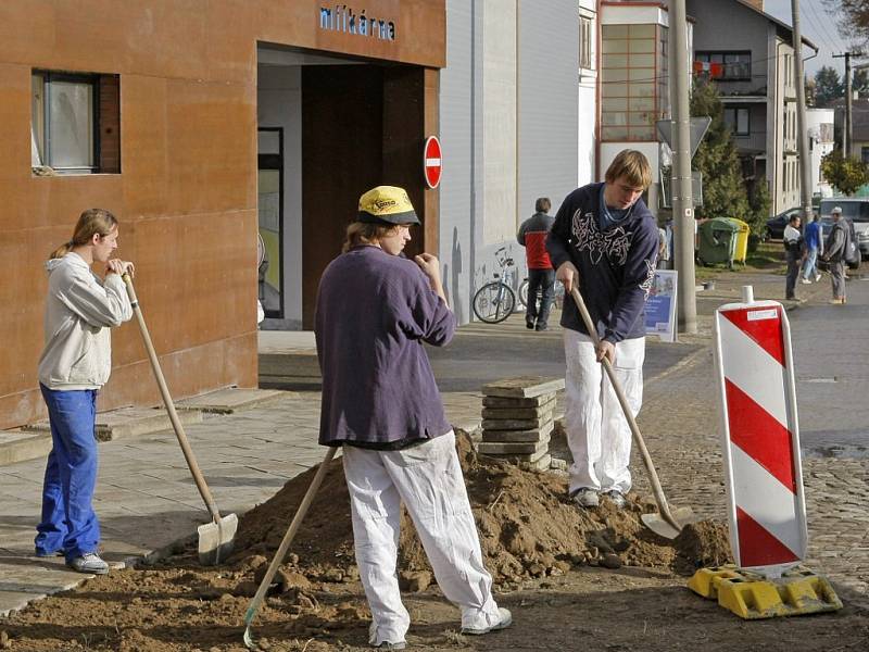 Ještě i v den otevření nového supermarketu dělníci dokončovali úpravy v okolí budovy