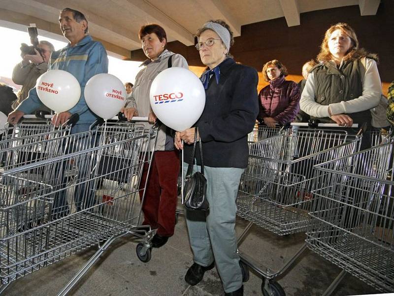 Nový supermarket v Telči přilákal davy lidí