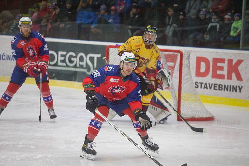 Na středeční hokejové derby mezi Horáckou Slavií Třebíč (v červených dresech) a hostující Duklou Jihlava mohl jen omezený počet fanoušků.