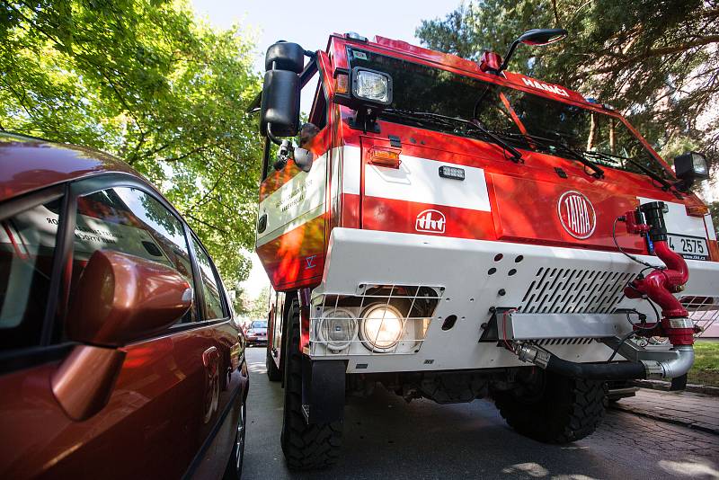 Špatně zaparkovaná auta brání v průjezdu hasičským vozům.