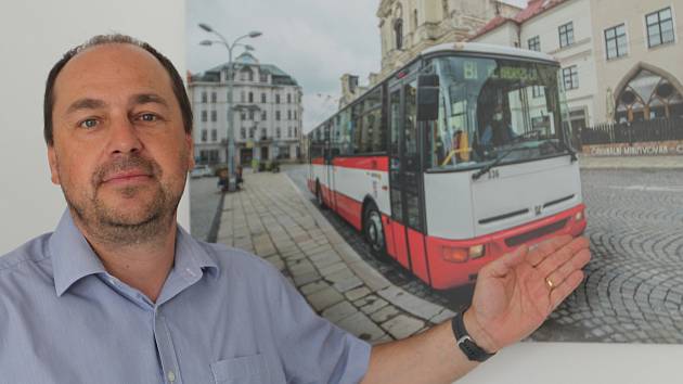 Radim Rovner u snímku autobusu, který vypadá po důkladné renovaci jako nový.