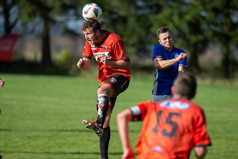 V nedělním dopoledním utkání 13. kola krajského přeboru mezi fotbalisty domácího Sapeli Polná (v červených dresech) a Novou Vsí se z výhry 2:1 radoval hostující celek.