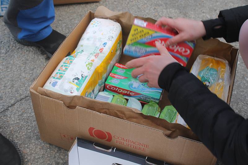 Na parkovišti u supermarketu Tesco v Jihlavě se sešla trojice, která se nikdy dříve neviděla. Všichni ale chtěli pomoci Ukrajině a stejně tak lidé, kteří přispívali do sbírky.