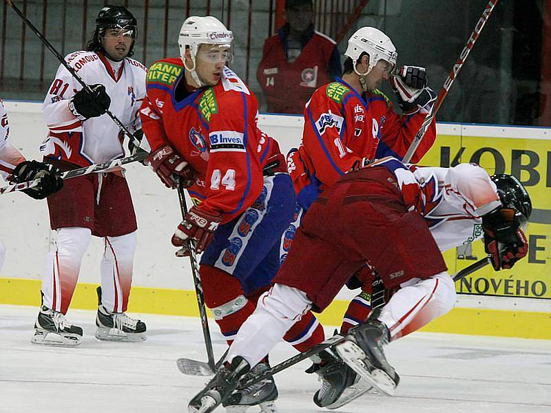 Hokejisté Horácké Slavie (v červeném) v utkání s Olomoucí nebodovali a prohráli 2:3.
