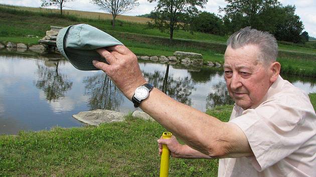 Jaroslav Šteffl vyznačil hranice svého pozemku trubkami. Tvrdí, že hráz rybníka měla být o metr dál.