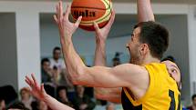 Jihlavští basketbalisté (ve žlutém) na své palubovce ukázali, že se Olomouce, za níž hraje i jejich bývalý spoluhráč Martin Novák, nebojí. Série je vyrovnaná.