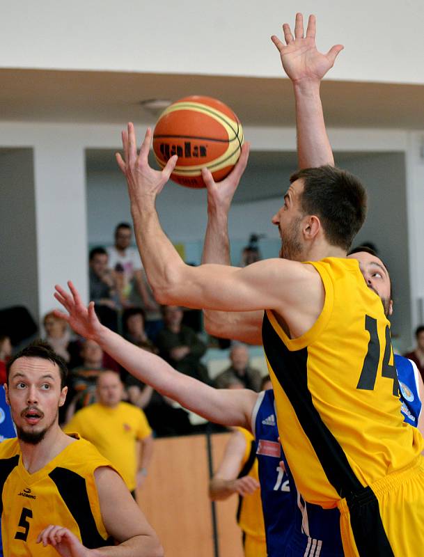 Jihlavští basketbalisté (ve žlutém) na své palubovce ukázali, že se Olomouce, za níž hraje i jejich bývalý spoluhráč Martin Novák, nebojí. Série je vyrovnaná.