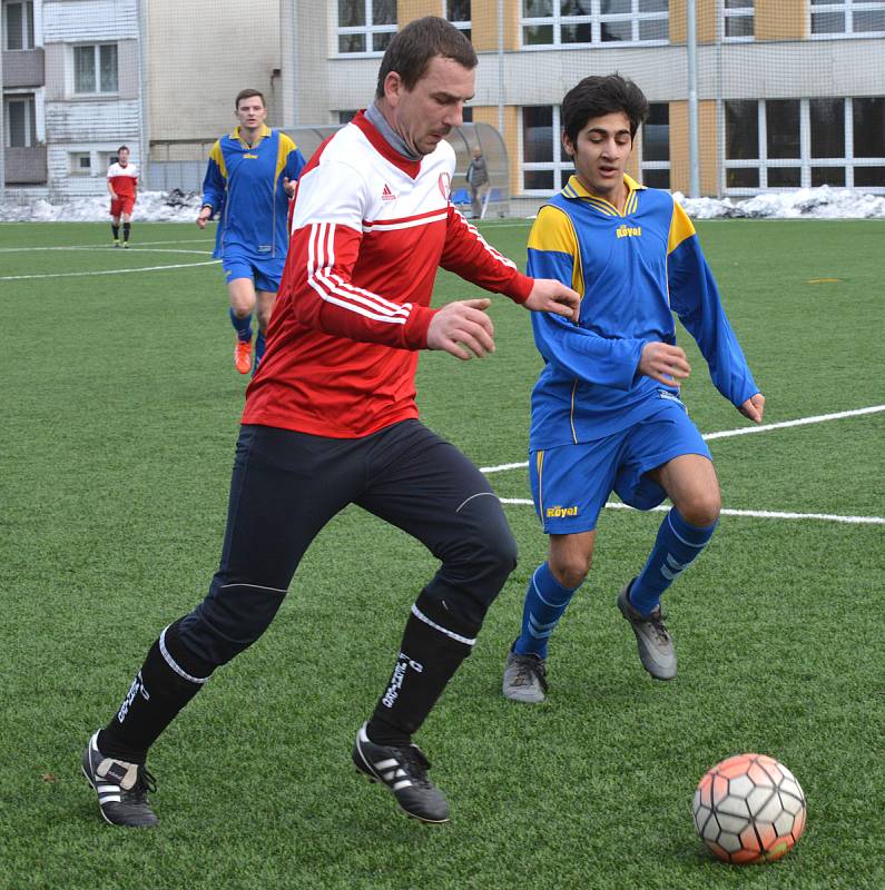 Fotbalisté Telče (v modrém) hráli proti Jemnicku druhé housle a dostali pět gólů.