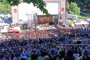 Magmafest přilákal tisíce lidí, zejména v pátek bylo podle některých návštěvníků v jihlavském amfiteátru přeplněno. Řada lidí si ale festival skvěle užila. Foto: se souhlasem Michaely Cejpkové