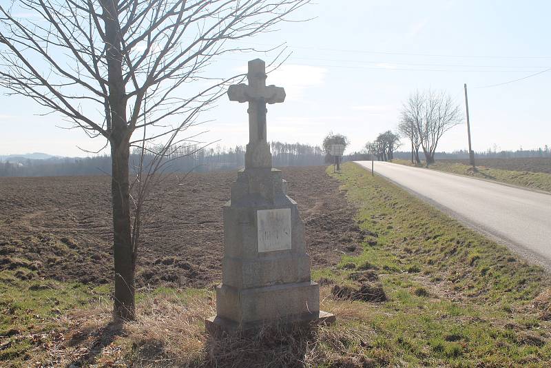 Kžižovatka před Puklicemi, jedna cesta vede na Luka nad Jihlavou, druhá na Střížov.