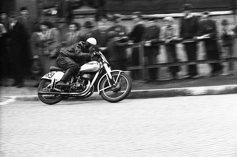 Motocyklový závod v krajské Jihlavě v roce 1954. V něm se představily ty největší hvězdy českého motocyklového sportu.