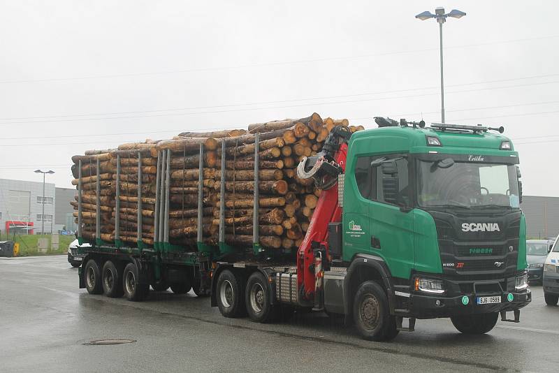 Policisté na Vysočině se zaměřily na kontroly kamionů s dřevem.