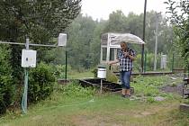 Petr Janoušek musel v pondělí 22. srpna ke své meteorologické stanici s deštníkem.