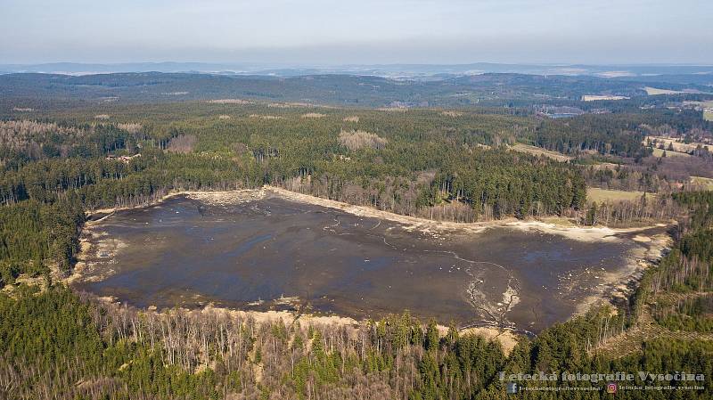 Vypuštěný Velký Pařezitý rybník na konci března pohledem z dronu.