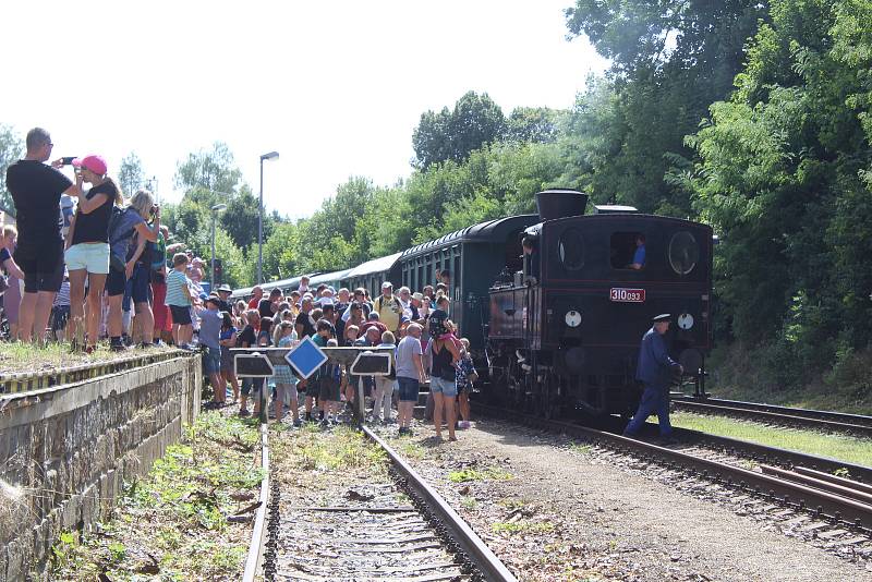 V Třešti na nádraží na příjezd parního vlaku čekal dav lidí, byla tam doslova hlava na hlavě.