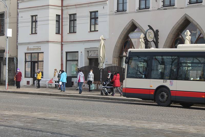 Cestující v jihlavské MHD mají od čtvrtka 25. února novou povinnost - používat respirátory nebo dvě roušky.