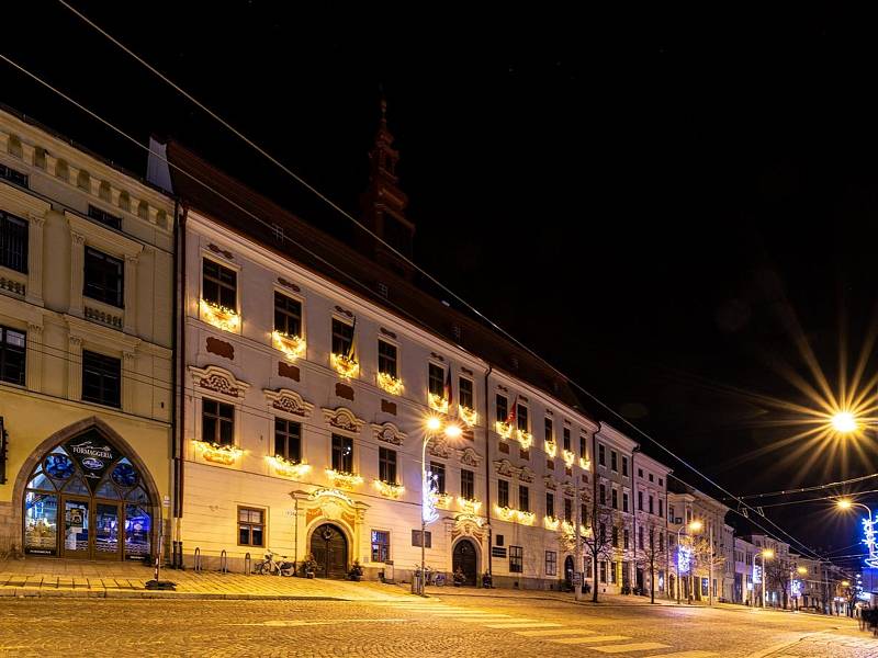 Nedělním rozsvícením vánočního stromu začal advent také v Jihlavě.