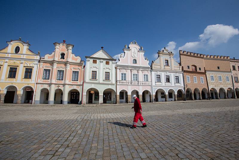 Náměstí Zachariáše z Hradce v Telči při omezení pohybu z důvodu šíření koronaviru.