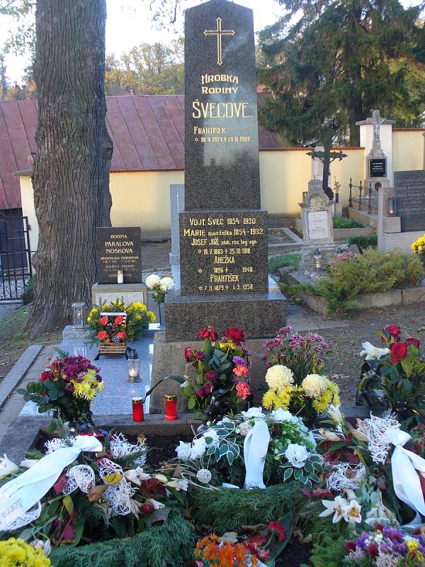 Hrob rodiny Švecovy na třešťském hřbitově.
