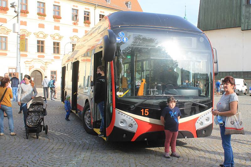 Oslavy 111 let MHD v Jihlavě nabídly ukázku historických i nejnovějších vozů.