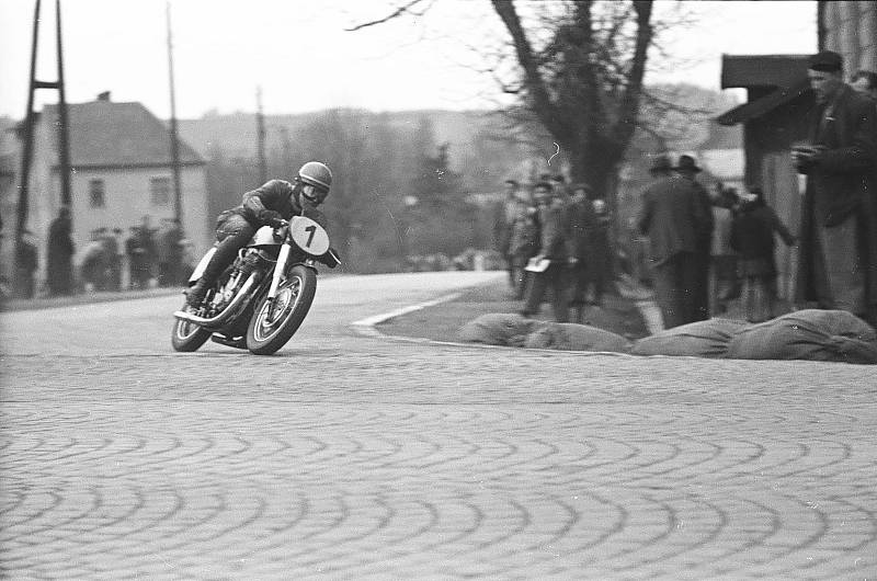 Motocyklový závod v krajské Jihlavě v roce 1954. V něm se představily ty největší hvězdy českého motocyklového sportu.