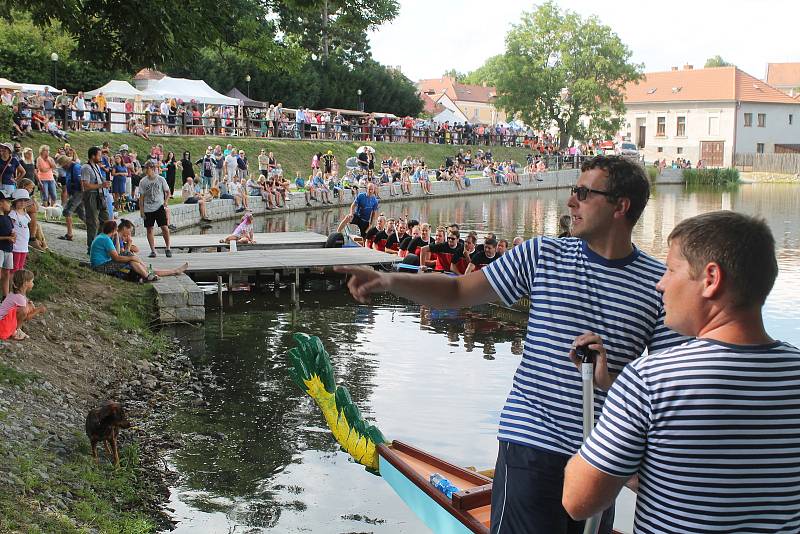 Závody dračích lodí opět nabídly skvělou zábavu před početnou diváckou kulisou.