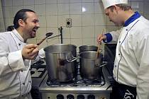 Kuchař a také hoteliér v jedné osobě je Martin Hašek (vlevo), který do jídelníčku svého podniku v Lipnici nad Sázavou pravidelně řadí i jídla našich babiček.