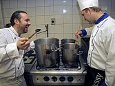 Kuchař a také hoteliér v jedné osobě je Martin Hašek (vlevo), který do jídelníčku svého podniku v Lipnici nad Sázavou pravidelně řadí i jídla našich babiček.