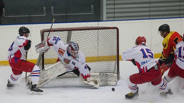 Hokejisté SK Telč (v bílém) vždy setrvávali ve vysočinských soutěžích se na Krajskou ligu se těší.