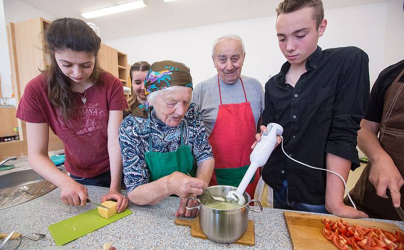 Dva týmy deváťáků a jeden tým telčských seniorů se utkali v kuchařské soutěži na Základní škole Masarykova v Telči.