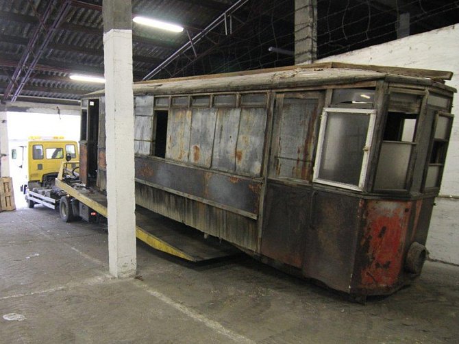 Původní jihlavská tramvaj čeká na renovaci. Do výběrového řízení se zatím nikdo nepřihlásil.