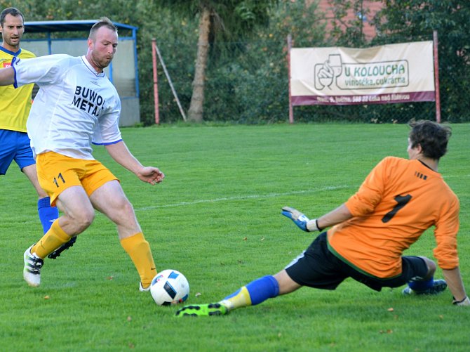 Loucký Filip Toman (v bílém dresu) zvýšil s Velkou Bíteší B na 2:0. Jeho tým nakonec přidal ještě jeden gól.