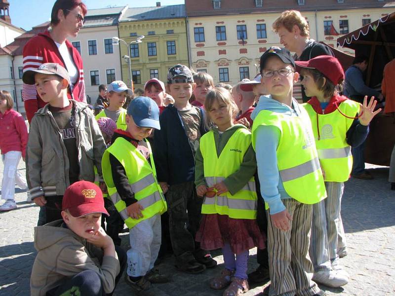 Stovky dětí ze základních i mateřských škol z Jihlavy i okolí se na jihlavském Masasrykově náměstí dnes účastnily oslav Dne Země.