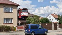 Tramvaj původem z Olomouce převezená do Jihlavy a umístěná na střeše garáže v ulici Lidická kolonie ve čtvrti Slunce.