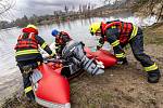 Ropnou skvrnu začali v pátek odstraňovat hasiči na hladině Pávovského rybníka u Jihlavy.