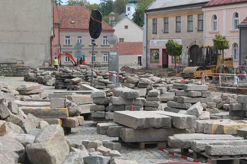 Na jaře 2021 je Třešť rozkopaná, pokračuje oprava průtahu, která začala o rok dříve.