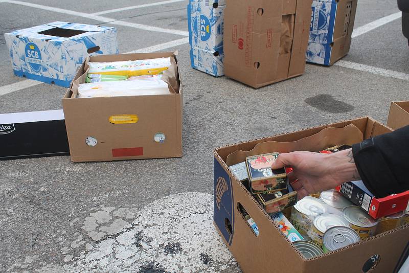 Na parkovišti u supermarketu Tesco v Jihlavě se sešla trojice, která se nikdy dříve neviděla. Všichni ale chtěli pomoci Ukrajině a stejně tak lidé, kteří přispívali do sbírky.