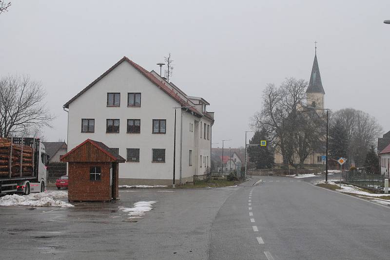 Ždírec na Jihlavsku je klidnou vesnicí, lidé si ho občas pletou s jinými obcemi stejného jména, nejčastěji se Ždírcem nad Doubravou.