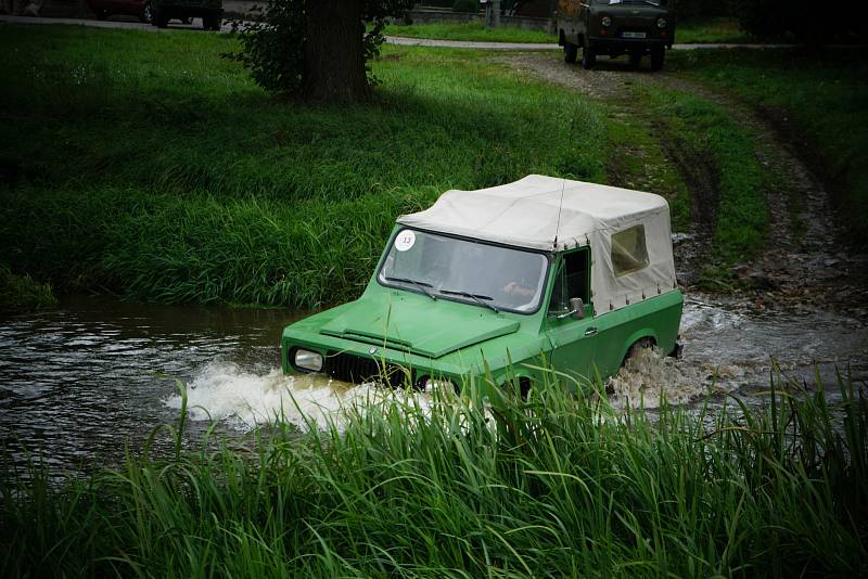 Po Jihlavsku se projížděla veteránská auta a motorky.